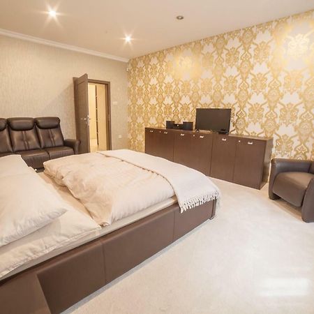 Spacious Apartment In City Center 브라티슬라바 외부 사진