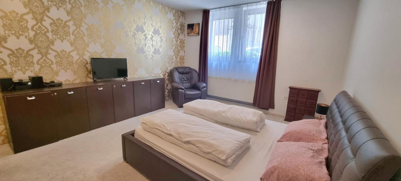 Spacious Apartment In City Center 브라티슬라바 외부 사진