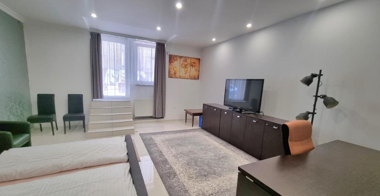 Spacious Apartment In City Center 브라티슬라바 외부 사진