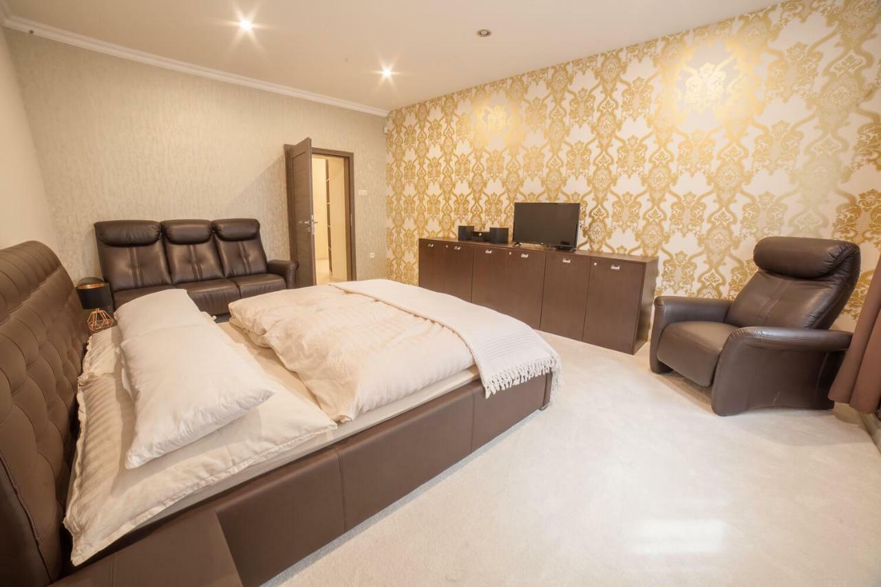 Spacious Apartment In City Center 브라티슬라바 외부 사진
