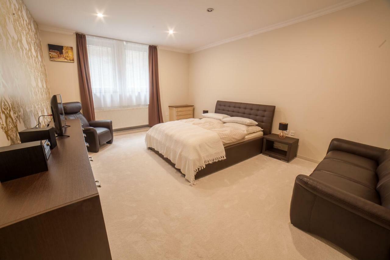 Spacious Apartment In City Center 브라티슬라바 외부 사진